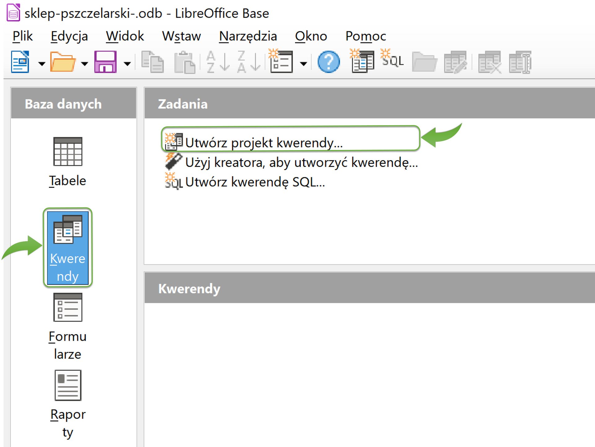 Zrzut ekranu przedstawia bazę sklep‑pszczelarski w programie LibreOffice Base.  Pod paskiem narzędzi znajdują się trzy sekcje: Baza danych, Zadania oraz kwerendy.  W sekcji baza danych znajduje się zielona strzałka wskazująca na opcję: Kwerendy.  W sekcji Zadania znajdują się trzy dostępne opcje: Utwórz projekt kwerendy, Użyj kreatora, aby utworzyć kwerendę, utwórz kwerendę SQL.  Zielona strzałka wskazuje na opcję:  Utwórz projekt kwerendy. 