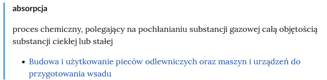 Ilustracja przedstawia widok pojęcia w słowniku wraz z jego wyjaśnieniem. Pojęcie zapisane jest pogrubioną czcionką a pod nim znajduje się obszerny opis. Na dole opisu znajduje się odnośnik do odpowiedniego materiału, wyróżniony kolorem niebieskim. Na całej wysokości po lewej stronie, przebiega niebieska linia pomagająca na wyróżnienie długości obszaru z wyjaśnionym pojęciem.
