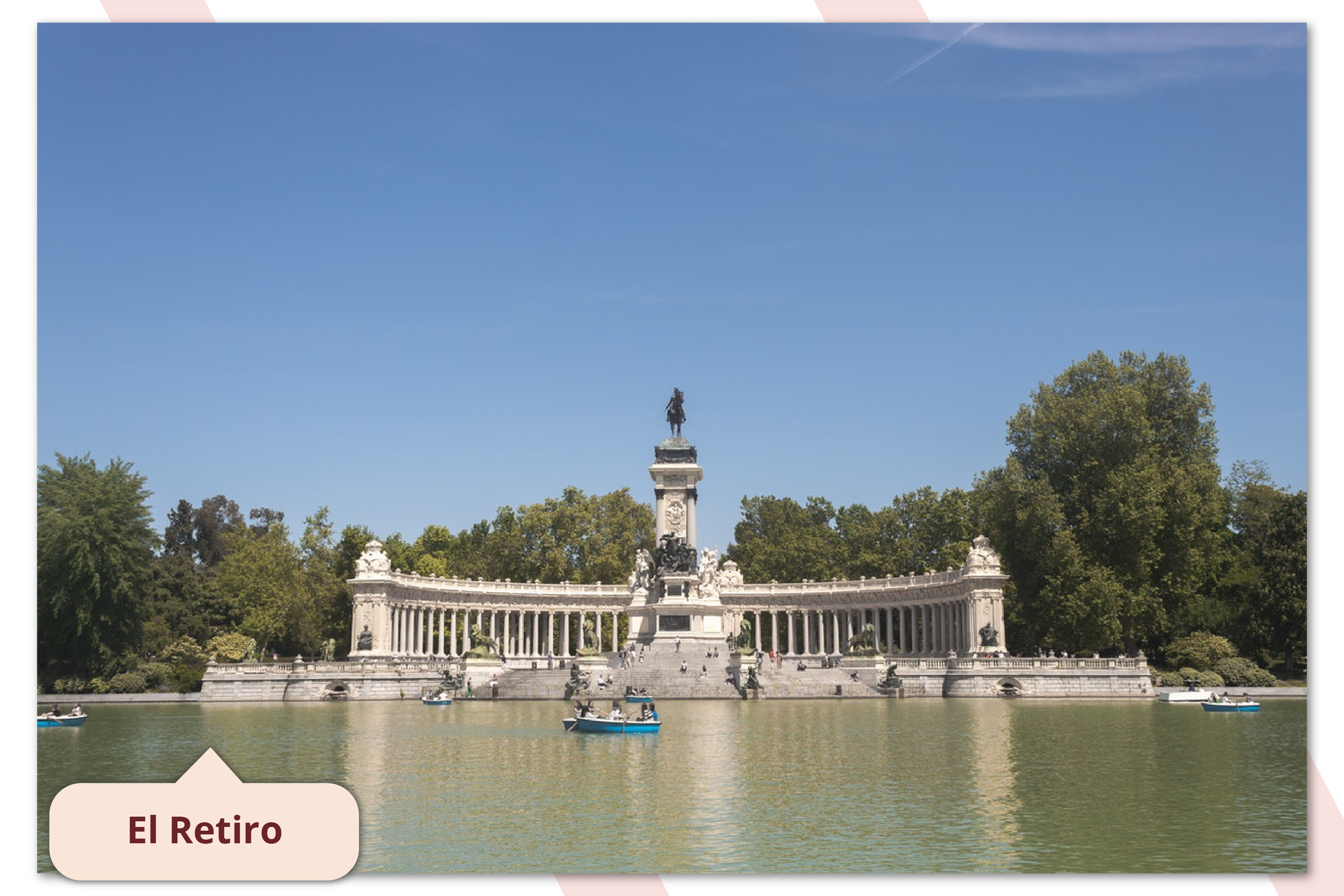 Zdjęcia przedstawia park w Madrycie. Na środku widoczny jest staw.  Za nim znajduje się pomnik Alfonsa XII na koniu. Pomnik otoczony jest kolumnami, które tworzą półkole. Pod pomnikiem znajdują się schody. Podpis na zdjęciu: El Retiro.