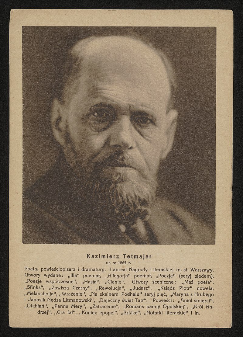Ilustracja przedstawia pocztówkę z wizerunkiem Kazimierza Tetmajera oraz krótkim opisem dotyczącym jego twórczości. Ten starszy łysiejący mężczyzna ma liczne zmarszczki na czole i wokół oczu, wąskie usta, małe oczy oraz wąsy i brodę. Ubrany jest marynarkę. 