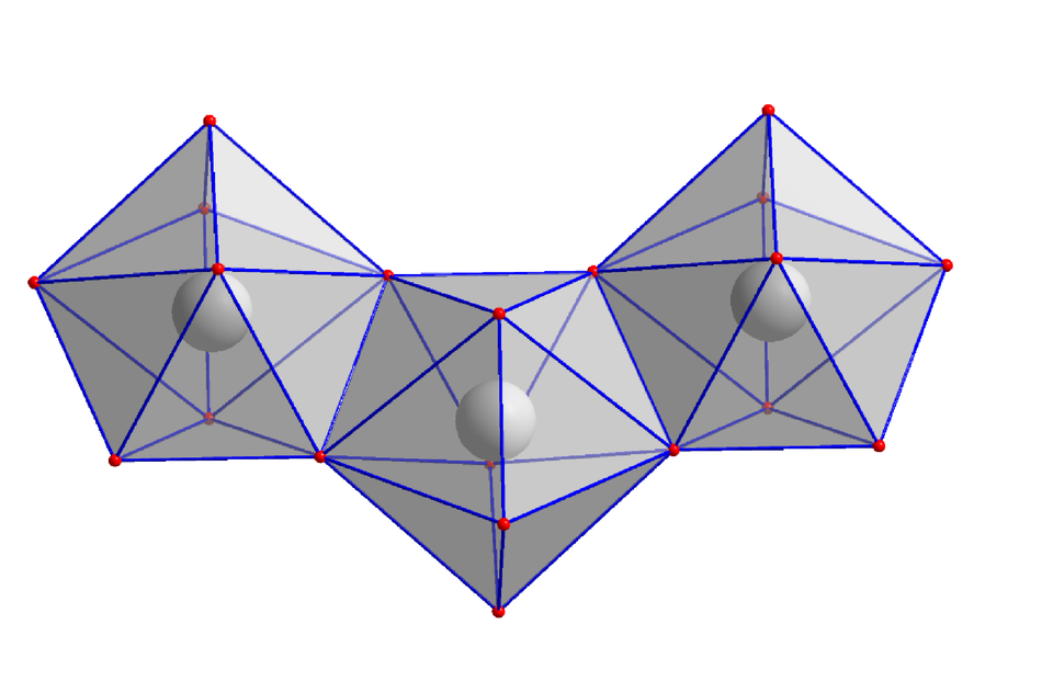Ilustracja przedstawiająca strukturę krystaliczną tlenku cyrkonu. W środku bryły znajduje się szara kulka reprezentująca kation cyrkonu. Bryła składa posiada osiem wierzchołków, w których rozmieszczone są aniony tlenowe i jest dwunastościanem, którego ściany stanowią trójkąty równoboczne.