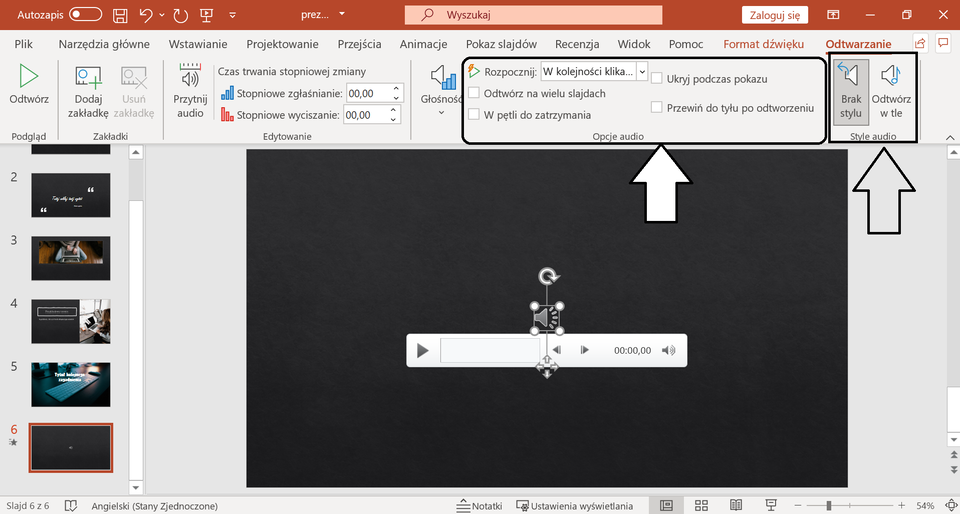 Ilustracja przedstawia otwarty program PowerPoint. U góry na pasku zadań została wybrana opcja Format dźwięku oraz Odtwarzanie. Białymi strzałkami oznaczono opcje znajdujące się po prawej stronie paska zadań takie jak: Rozpocznij, ukryj podczas pokazu, przewiń do tyłu odtworzeniu, odtwórz na wielu slajdach, w pętli do zatrzymania oraz Brak Styli i odtwórz w tle. 
