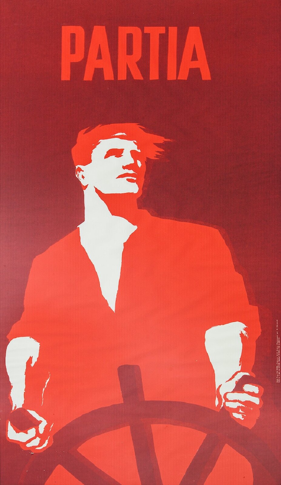 Ilustracja przedstawia plakat w odcieniach koloru czerwonego. Na ciemnoczerwonym tle znajduje się wizerunek mężczyzny, który trzyma obiema rękoma za ster. Jest wyprostowany i wzrok zwrócony ma w górę, w prawą stronę. Ma rozwiane włosy. Jego skóra jest w białym kolorze, z jasnoczerwonym czerwonym obrysem i detalami twarzy. Na górze znajduje się napis „PARTIA”, w jasnoczerwonym kolorze.