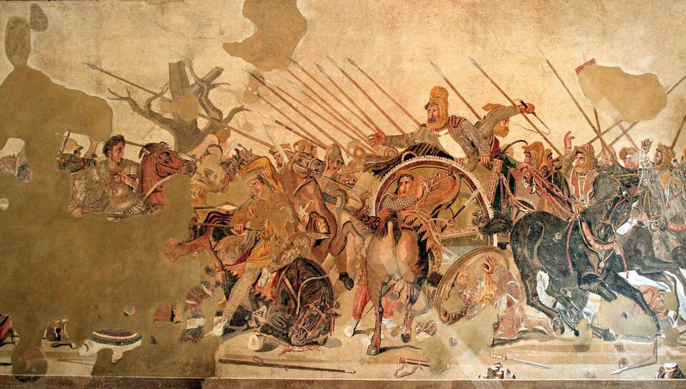 Mozaika przedstawia bitwę. Walczący są konno. Trzymają dzidy. Część walczących oraz koni leży. Scena jest dynamiczna.  