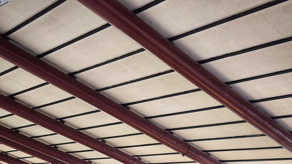 Zdjęcie przedstawia dach podtrzymywany na krokwiach. Szczegółowy opis obiektu znajduje się w zaprezentowanej definicji.