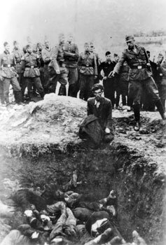 Na ilustracji widoczny jest dół wykopany w ziemi, w którym leżą martwi ludzie. Na krawędzi dołu klęczy mężczyzna, twarzą skierowany w stronę wnętrza dołu. Za klęczącym mężczyzną stoi żołnierz niemiecki, w prawej dłoni trzyma pistolet skierowany w stronę klęczącego mężczyzny. W oddali widać grupę przyglądających się żołnierzy niemieckich.