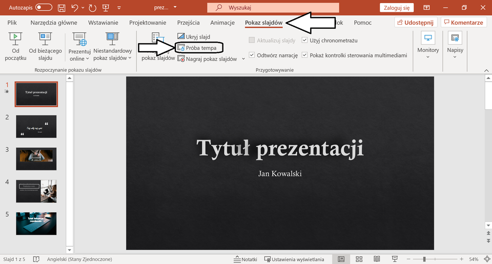 Ilustracja przedstawia otwarty program PowerPoint, w którym otwarta jest prezentacja. U góry na pasku zadań została wybrana opcja Pokaz Slajdów. Poniżej duża strzałka wskazuje opcję Próba tempa. 