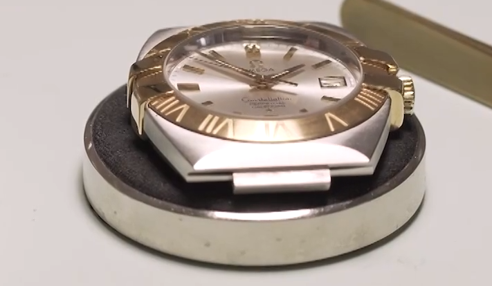 Koperta zegarka to zewnętrzna obudowa jego centralnej części, w której mieści się tarcza wraz z mechanizmem. Pełni przede wszystkim funkcje ochronną dla mechanizmu zegarka i jego cyferblatu. Dzięki kopercie zegarki są odporne na uszkodzenia mechaniczne i czynniki zewnętrzne t.j: kurz czy wilgoć.