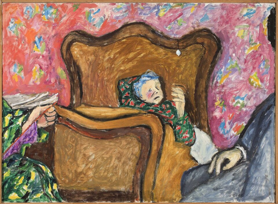 Ilustracja przedstawia dzieło Józefa Czapskiego pt. „U wezgłowia chorej” z 1964 roku. Artysta przedstawił starszą kobietę leżącą w łóżku, która na głowie ma zawiązaną zieloną chustę w czerwone kwiaty. Obok leżącej kobiety siedzi mężczyzna ubrany w szary garnitur (widać tylko fragment mężczyzny) oraz kobieta, która wykonuje coś na drutach z fioletowej włóczki.