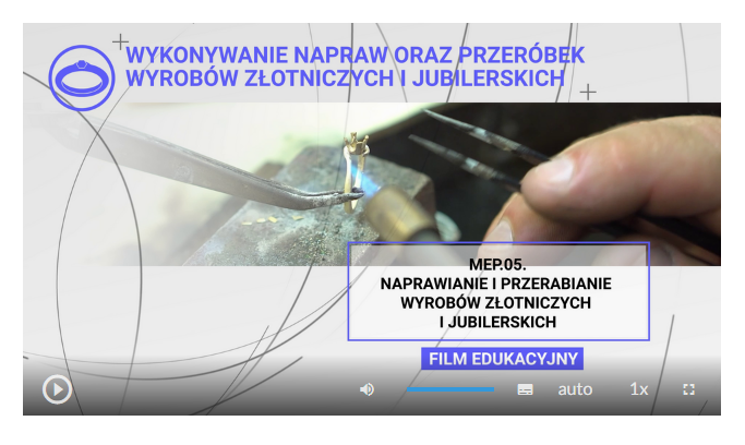 Zdjęcie przedstawia wygląd ekranu odtwarzania filmu. W jego dolnej części znajdują się ikony z różnymi opcjami. W dolnym lewym rogu widać ikonę trójkąta w kółku. Jest to ikona włączania odtwarzania filmu. Kolejna ikona znajduje się dopiero w połowie ekranu dolnego paska. Jest to ikona megafonu. Obok niej widać niebieski pasek, który oznacza poziom głośności. Obok znajduje się ikona człowieka, od którego głowy odchodzą dwie fale. Umożliwia ona włączanie alternatywnej ścieżki dźwiękowej. Dalej znajduje się mały biały prostokąt z czarnymi paskami w jego dolnej części. Pozwala ona na włączenie napisów. Kolejna ikona to napis auto, która umożliwia wybranie jakości filmu. Obok niej widać ikonę jedynki z iksem. Po kliknięciu na nią można wybrać szybkość odtwarzania filmu. Ostatnia ikona to kreski tworzące kwadrat. Kreski te tworzą jedynie krawędzie kwadratu. Jest to opcja włączania trybu pełnoekranowego.