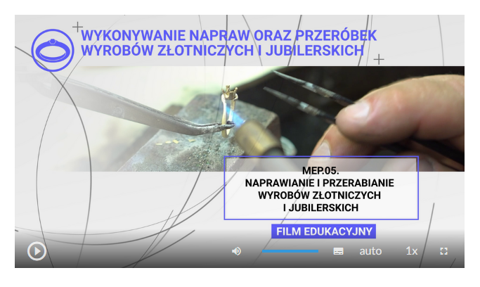 Zdjęcie przedstawia wygląd ekranu odtwarzania filmu. W jego dolnej części znajdują się ikony z różnymi opcjami. W dolnym lewym rogu widać ikonę trójkąta w kółku. Jest to ikona włączania odtwarzania filmu. Kolejna ikona znajduje się dopiero w połowie ekranu dolnego paska. Jest to ikona megafonu. Obok niej widać niebieski pasek, który oznacza poziom głośności. Obok znajduje się ikona człowieka, od którego głowy odchodzą dwie fale. Umożliwia ona włączanie alternatywnej ścieżki dźwiękowej. Dalej znajduje się mały biały prostokąt z czarnymi paskami w jego dolnej części. Pozwala ona na włączenie napisów. Kolejna ikona to napis auto, która umożliwia wybranie jakości filmu. Obok niej widać ikonę jedynki z iksem. Po kliknięciu na nią można wybrać szybkość odtwarzania filmu. Ostatnia ikona to kreski tworzące kwadrat. Kreski te tworzą jedynie krawędzie kwadratu. Jest to opcja włączania trybu pełnoekranowego.