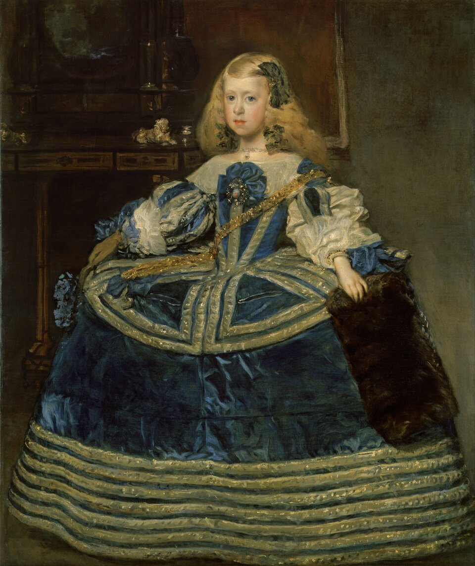 Ilustracja przedstawia „Portret infantki Małgorzaty w wieku ośmiu lat” Diego Velázqueza. Na obrazie ukazana jest młoda Małgorzata, ubrana w niebieską, szeroką i długą suknię zdobioną lamówkami, z bufiastymi rękawami oraz dużym, koronkowym, białym kołnierzem. Dziewczynka ma długie blond włosy, z boku upięte kokardą, a jej wzrok skierowany jest w stronę widza. W lewej dłoni trzyma brązową, futrzaną mufkę. Ukazana została we wnętrzu komnaty; w tle widoczny jest dekoracyjny mebel. Ściana po prawej stronie ma kolor szaro‑zielony.