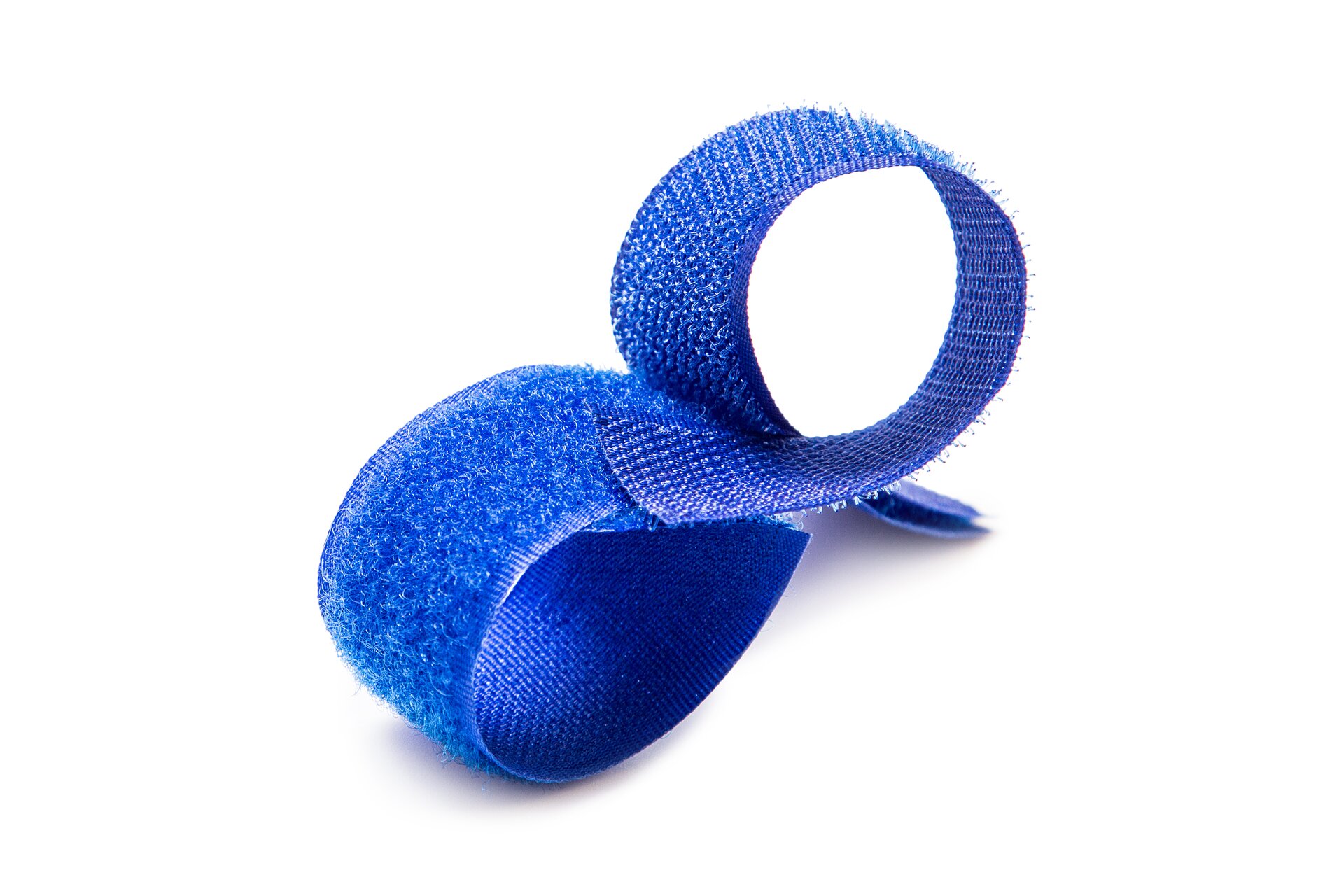 Na zdjęciu widoczne dwa niebieskie pasy rzepu, w połowie długości łączą się ze sobą.