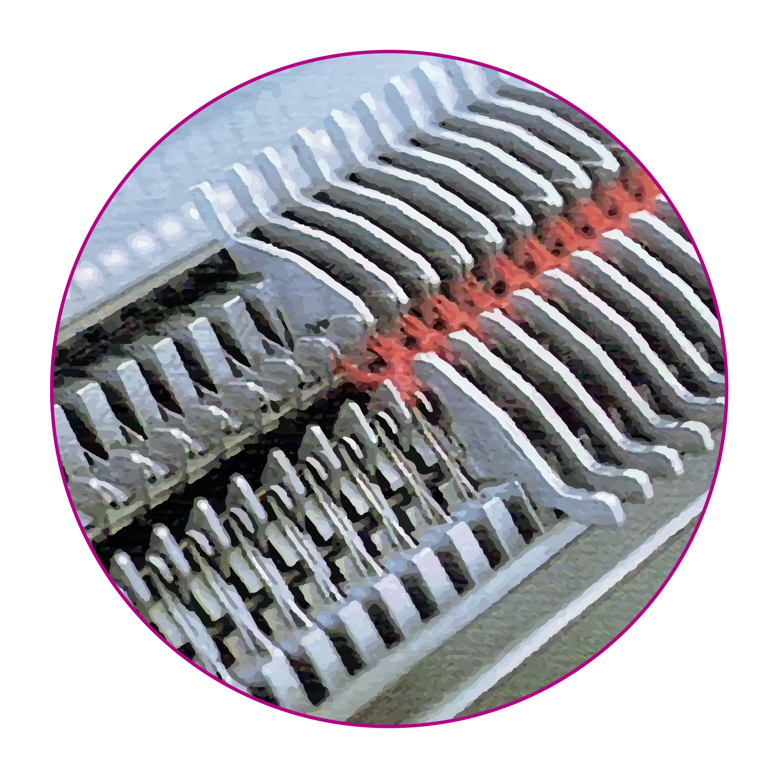 Na zdjęciu widoczne są dwa rzędy gęsto ułożonych metalowych elementów, przypominających płaskie płytki, ustawione krawędzią do góry. Pomiędzy nimi znajduje się czerwona nitka. 