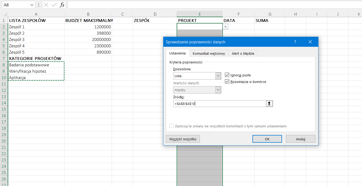 Ilustracja przedstawia arkusz kalkulacyjny. W komórce A1 jest napis: Lista zespołów, w A7 Kategorie projektów, w B1 Budżet maksymalny, w D1 Zespół, w E1 Projekt, w F1 Data, w G1 Suma. Tam, gdzie Zespół, Projekt, Data, Suma komórki kolumn są puste. Komórki kolumny E są zaznaczone na szaro i całość otoczono zieloną ramką. Trzy komórki w kolumnie A, czyli od A8 do A10 są otoczone ramką z linii przerywanych. Komórki należą do kategorii projektów. Brzmią: Badania podstawowe, Weryfikacja hipotez, Aplikacja. Na tle arkusza wyświetla się okno dialogowe o nazwie: Sprawdzanie poprawności danych. Tam w Ustawieniach zaznaczono: Kryteria poprawności, Dozwolone: Lista, Ignoruj puste, Rozwinięcia w komórkach. Wartości danych: między. Źródło: =$A$8:$A$10. Zastosowano przycisk OK.    