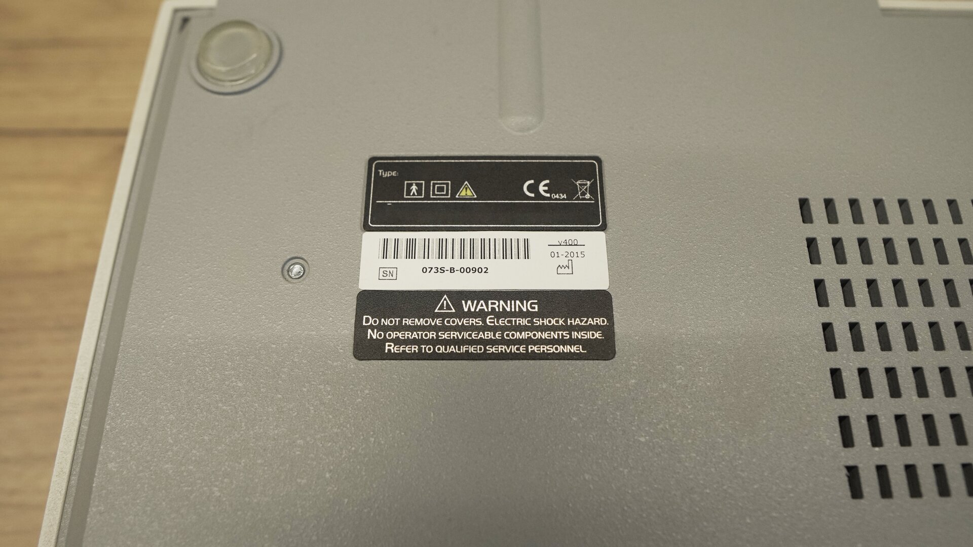 Zdjęcie przedstawia zbliżenie na tabliczkę znamionową umieszczoną na spodzie obudowy spirometru.