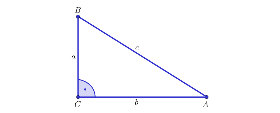 Na ilustracji przedstawiono trójkąt prostokątny A B C. Przyprostokątną B C oznaczono małą literą a. Przyprostokątną A C oznaczono małą literą b, natomiast przeciwprostokątną A B oznaczono literą c.