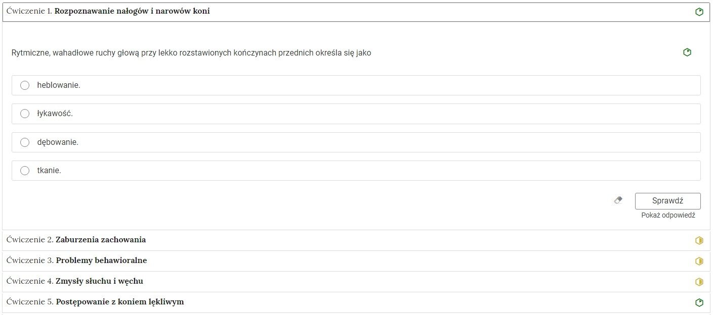 Grafika przedstawia przykładowe ćwiczenie jednokrotnego wyboru w harmonii. Na grafice znajduje się harmonia składająca się z pięciu wierszy. Wewnątrz każdego z nich został umieszczony numer ćwiczenia wraz z nazwą działu, którego dotyczy. Z boku dodatkowo znajduje się ikonka w kształcie sześciokąta oznaczająca poziom trudności. Zielona oznacza łatwy, żółta średni, a czerwona trudny. Wiersz z ćwiczeniem pierwszym jest rozwinięty. Pod nim znajduje się szerokie okienko. W nim zawiera się ćwiczenie jednokrotnego wyboru. Składa się z polecenia, pod którym usytuowane są możliwe odpowiedzi. Są cztery. Przy każdej z nich znajduje się kółko z czarnym obramowaniem i białym wypełnieniem. Jego zaznaczenie oznacza wybranie danej odpowiedzi jako prawidłowej. Na samym dole umieszczony jest prostokąt z czarnym obramowaniem i białym wypełnieniem. Wewnątrz niego znajduje się napis: Sprawdź. Pod przyciskiem umieszczony został natomiast napis: Pokaż odpowiedź. Dodatkowo z boku znajduje się ikonka gumki. Jej wciśnięcie spowoduje wymazanie dotychczasowo zaznaczonych odpowiedzi.