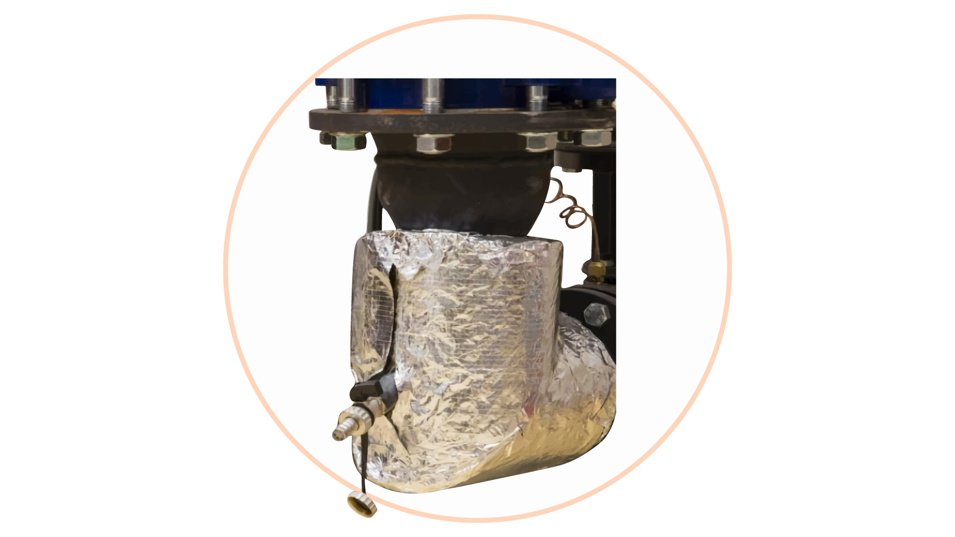 Grafika przedstawia poprawnie wykonaną izolację zimnochronną rurociągu. Rurociąg jest pokryty wełną mineralną oraz warstwą folii izolacyjnej. Z rurociągu wystaje zawór.