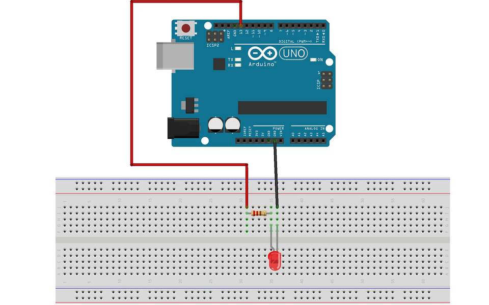 Na grafice znajduje się płytka Arduino oraz sześćdziesięciowierszowa płytka stykowa. Wiersze na płytce stykowej podpisano co pięć zaczynając od 1. Po prawej i po lewej stronie podpisano poszczególne kolumny. Na górnym obszarze: J I H G F. Na dolnym obszarze: E D C B A. Na płytce stykowej umieszczono rezystor oraz czerwoną diodę LED. Rezystor ma na sobie cztery kolorowe linie: czerwoną, czerwoną, brązową oraz złotą.  Z otworu Arduino podpisanego 13 poprowadzono czerwony przewód, którego koniec umieszczono na płytce stykowej w kolumnie J w wierszu 31. W kolumnie I w wierszu 31 umieszczono jeden koniec rezystora, od strony czerwonej linii, a drugi koniec umieszczono w kolumnie I w wierszu 35. Ze złącza GND na Arduino poprowadzono czarny przewód, którego koniec umieszczono w kolumnie J w wierszu 36. Anodę diody LED umieszczono w kolumnie G w wierszu 35, a katodę w kolumnie G w wierszu 36. 