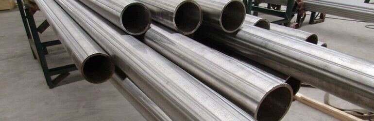 Zdjęcie przedstawia rury zbudowane ze stali ferrytycznej. Mają one srebrny kolor.