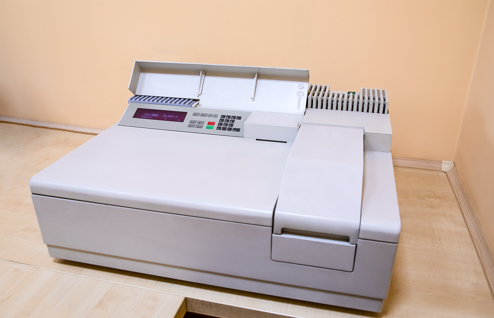 Zdjęcie przedstawia spektrofotometr, urządzenie służące do pomiaru ilości promieniowania absorbowanego przez badaną próbkę.