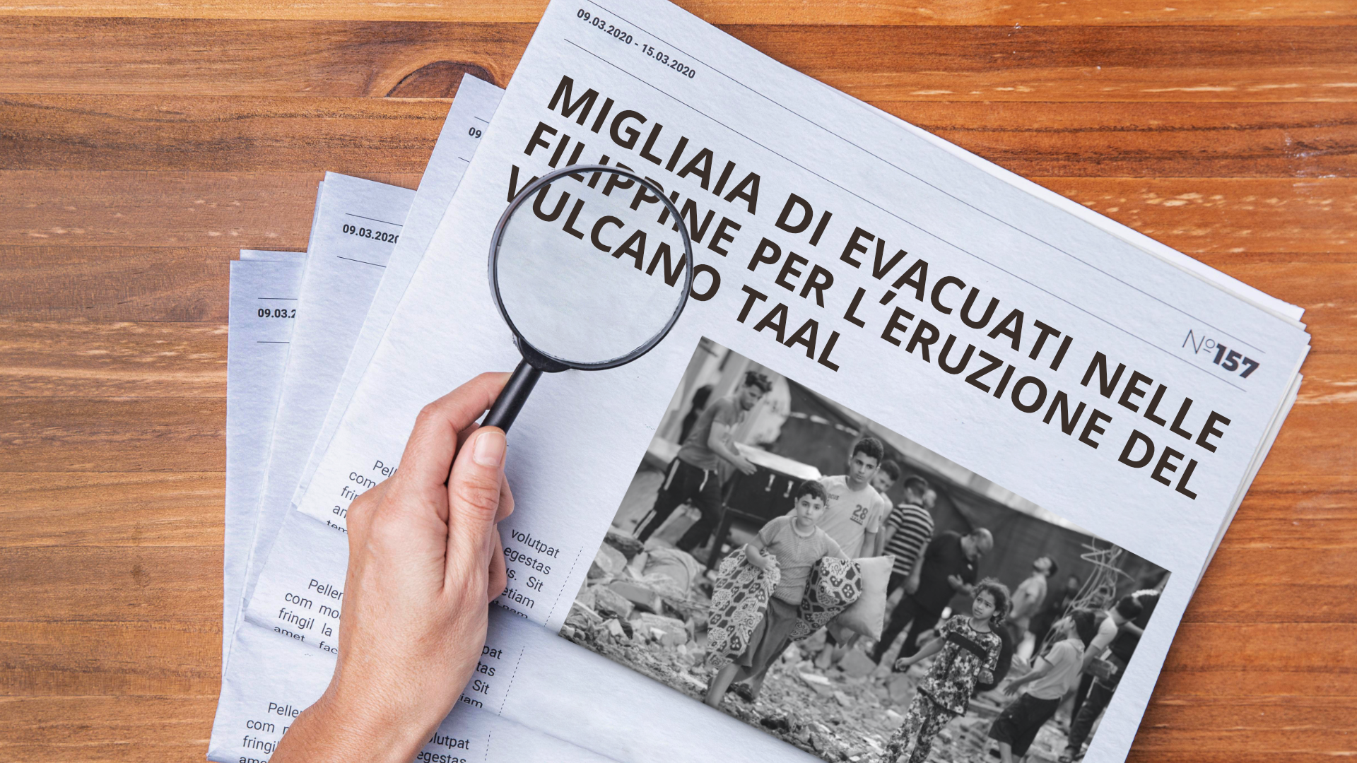 Zdjęcie przedstawia nagłówek w gazecie dotyczący erupcji wulkanu na Filipinach. Nagłówek brzmi: Migliaia di evacuati nelle Filippine per l’eruzione del vulcano Taal. Pod nagłówkiem znajduje się zdjęcie, na którym widoczni są ludzie. Nad gazetą widoczna jest ręka, w której znajduje się szkło powiększające.