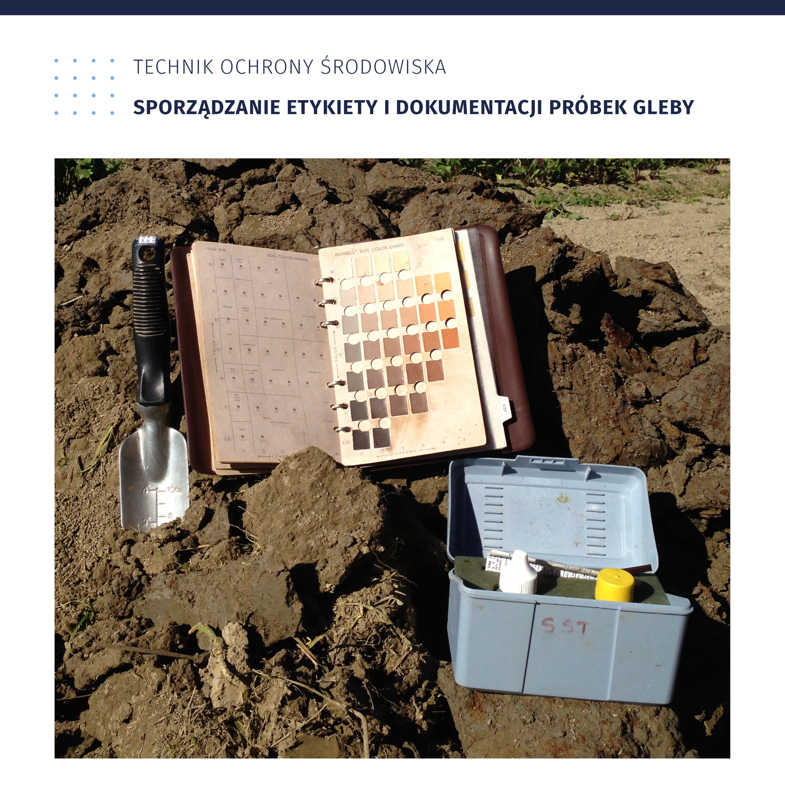 Zdjęcie przedstawia sposób sporządzania etykiety i dokumentacji próbek gleby przeprowadzanych przez technika ochrony środowiska. Widoczna jest ciemnobrązowa gleba, obok wbito w nią niewielki szpadel z miarką. Na glebie znajduje się rozłożony segregator z próbkami kolorystycznymi gleby, poniżej pudełko z próbkami. 
