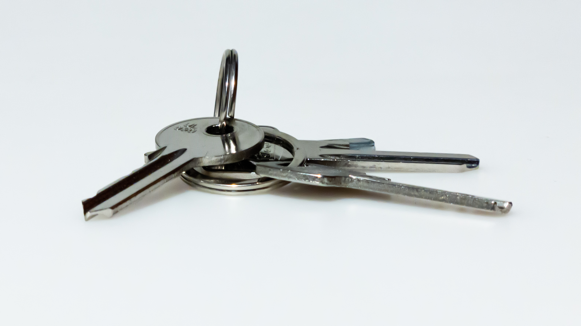 Zdjęcie przedstawia klucze na kółku.