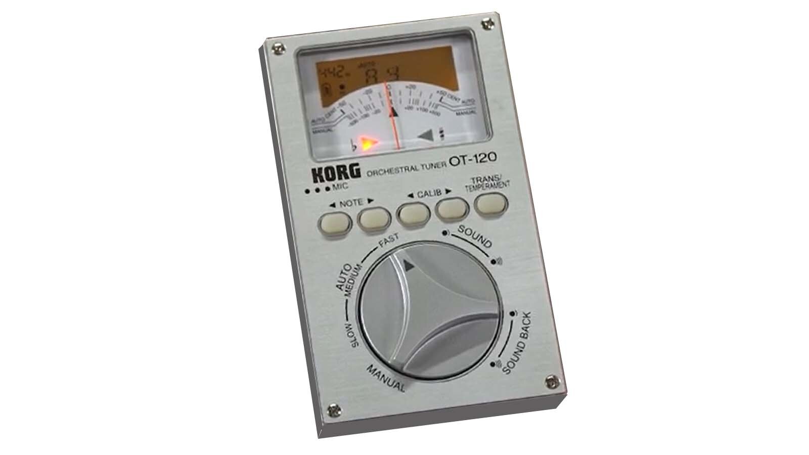 Zdjęcie przedstawia przód tunera elektronicznego na przykładzie modelu Korg OT 120. W górnej jego części znajduje się wyświetlacz cyfrowy i wskaźnik igłowy, następnie znajdują się przyciski, a u dołu pokrętło wyboru trybu.