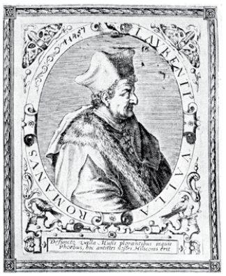 Na ilustracji portret mężczyzny. Przedstawiony jest jego prawy profil. Mężczyzna ma bogato zdobiony strój oraz wysokie nakrycie głowy. Na jego twarzy widoczne są zmarszczki, ma haczykowaty nos.