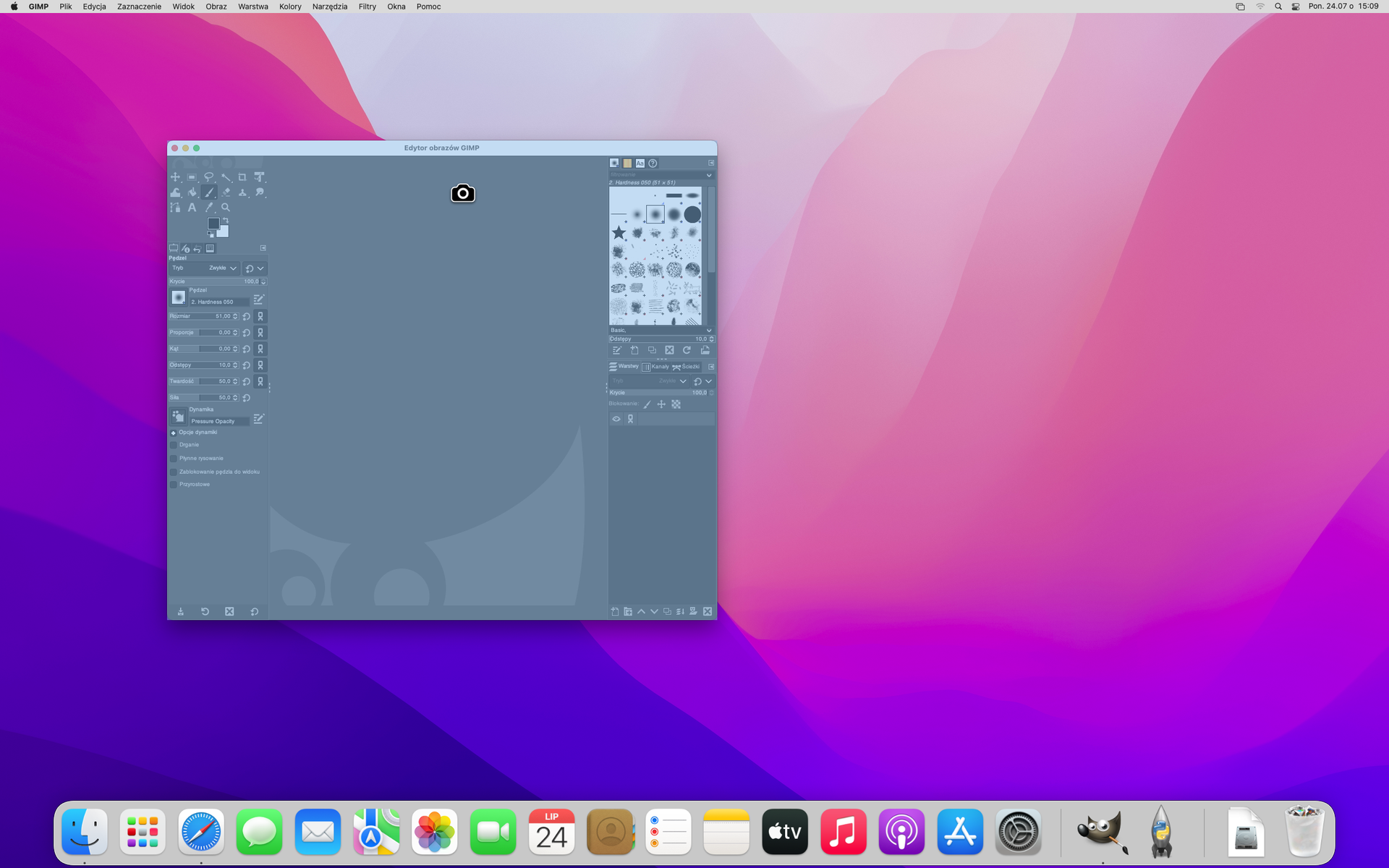 Ilustracja przedstawia pulpit systemu MacOS w wersji 13 Ventura. Tapeta przedstawia falista kolory. Uruchomiono narzędzie zaznaczania wycinku ekranu, kursor oznaczony jest znakiem aparatu, a zaznaczony obszar okna został lekko zaznaczony na kolor jasnoniebieski.