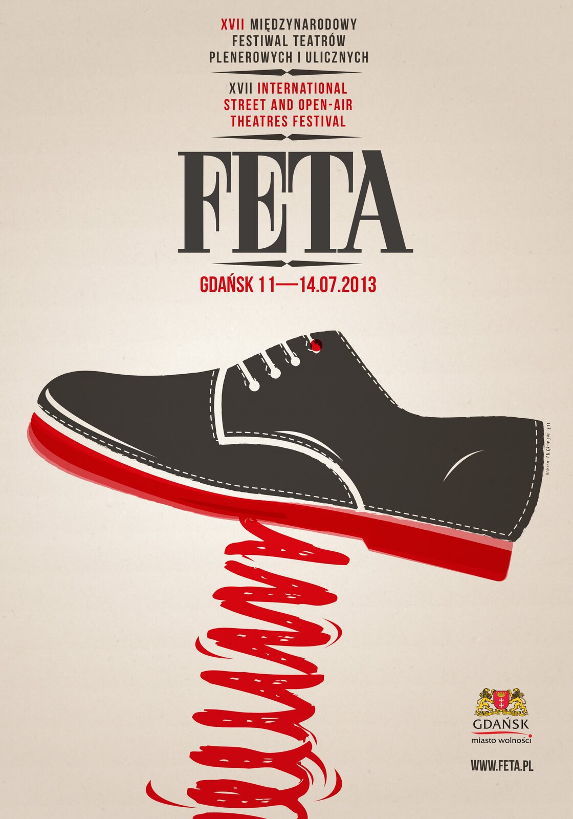 Ilustracja przedstawia plakat promujący XVII Międzynarodowy Festiwal Teatrów Plenerowych i Ulicznych FETA, autorstwa Nikodema Pręgowskiego. W centrum kompozycji, na jasno‑beżowym tle znajduje się ciemno‑szara sylwetka buta z czerwoną podeszwą, umieszczona na czerwonej sprężynie. Nad grafiką, u góry kompozycji umieszczony został blok tekstowy informujący o wydarzeniu oraz duży napis „FETA”. W prawym dolnym rogu mieści się małe logo Gdańska z dwoma lwami oraz napisy: „GDAŃSK – miasto wolności”, WWW.FETA.PL”.