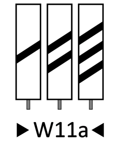 Wskaźnik wu jedenaście a. To trzy długie białe prostokąty o dłuższym pionowym boku. mają te same wymiary i każdy z nich jest osadzony na słupku. Na każdym z nich pośrodku znajdują się ukośne równoległe pasy. Na lewym jeden pas, na środkowym dwa, a na prawym trzy pasy.