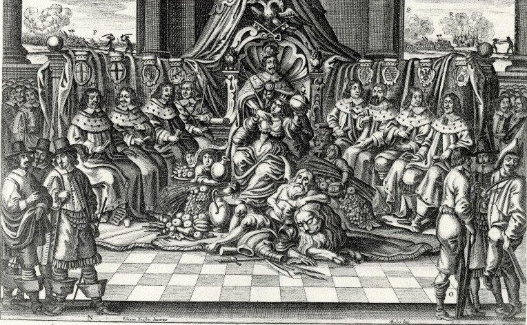 Na ilustracji kilkadziesiąt osób.. W środku siedzący na tronie król. Wokół niego siedzi ośmioro ludzi, czterech po prawej i czterech po lewej. Pod jego nogami siedzą dwie osoby. Kobieta trzyma w ręku kulę, a mężczyzna leży oparty o lwa. Za nogami tego mężczyzny położone zostały owoce, a nad owocami widać kolejną kobietę, która trzyma wazon. Po lewej oraz prawej stronie w rogu ilustracji stoi po trzech mężczyzn, mających na głowach kapelusze. Podłoga w kratkę. 