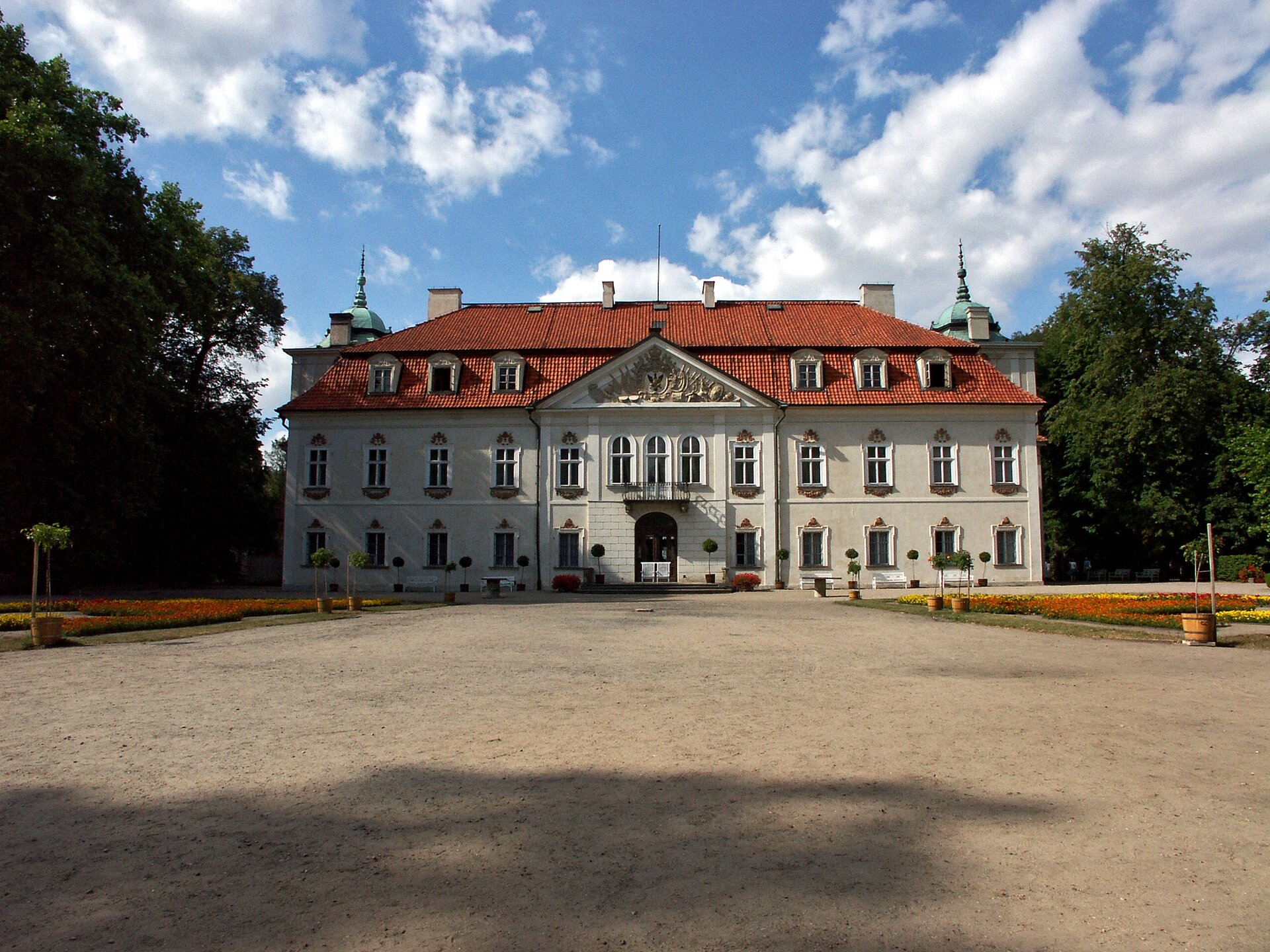 Pałac w Nieborowie Pałac w Nieborowie Źródło: Dariusz Cierpiał, Wikimedia Commons, licencja: CC BY-SA 3.0.
