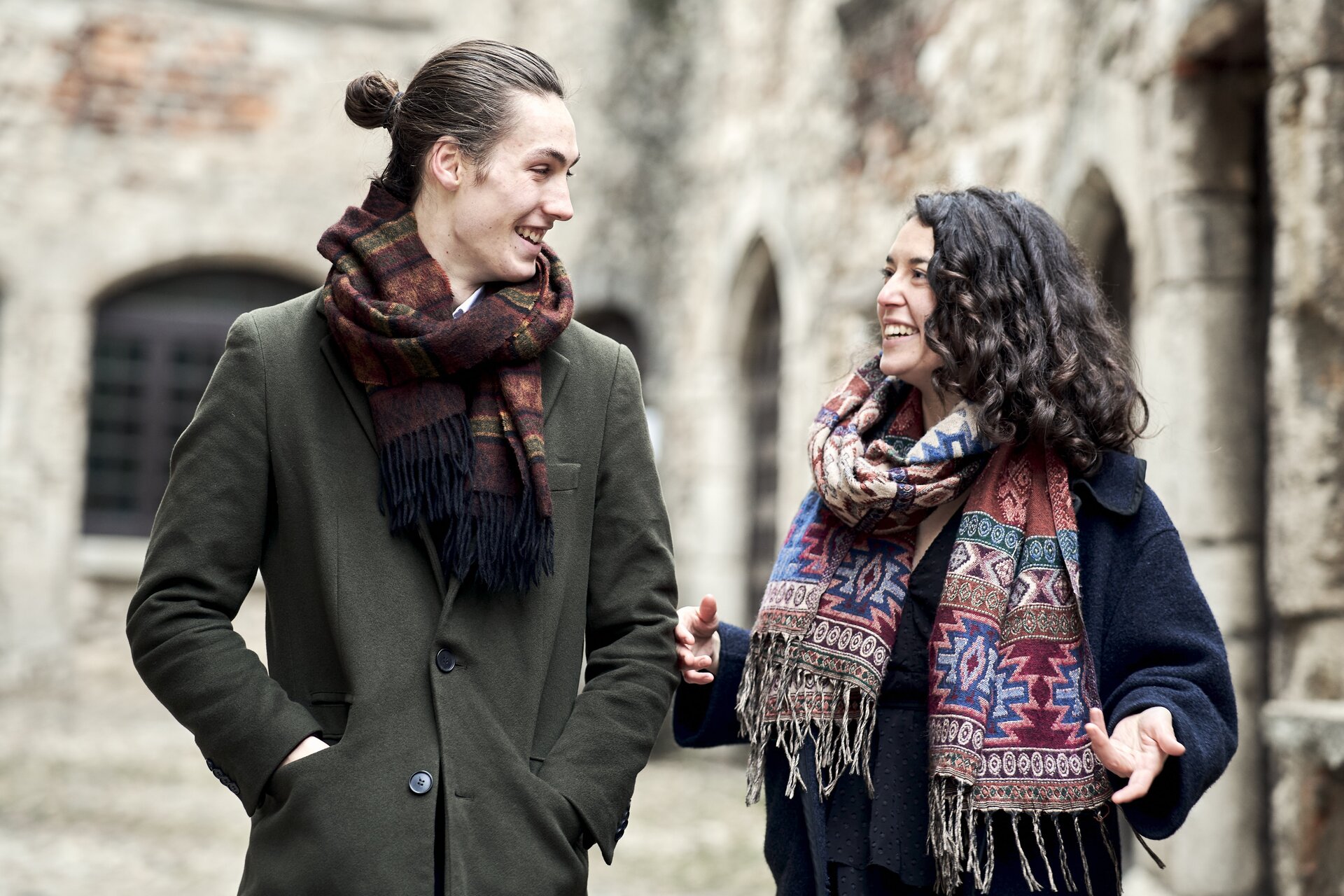 Ilustracja przedstawia rozmawiających i uśmiechających się do siebie kobietę i mężczyznę