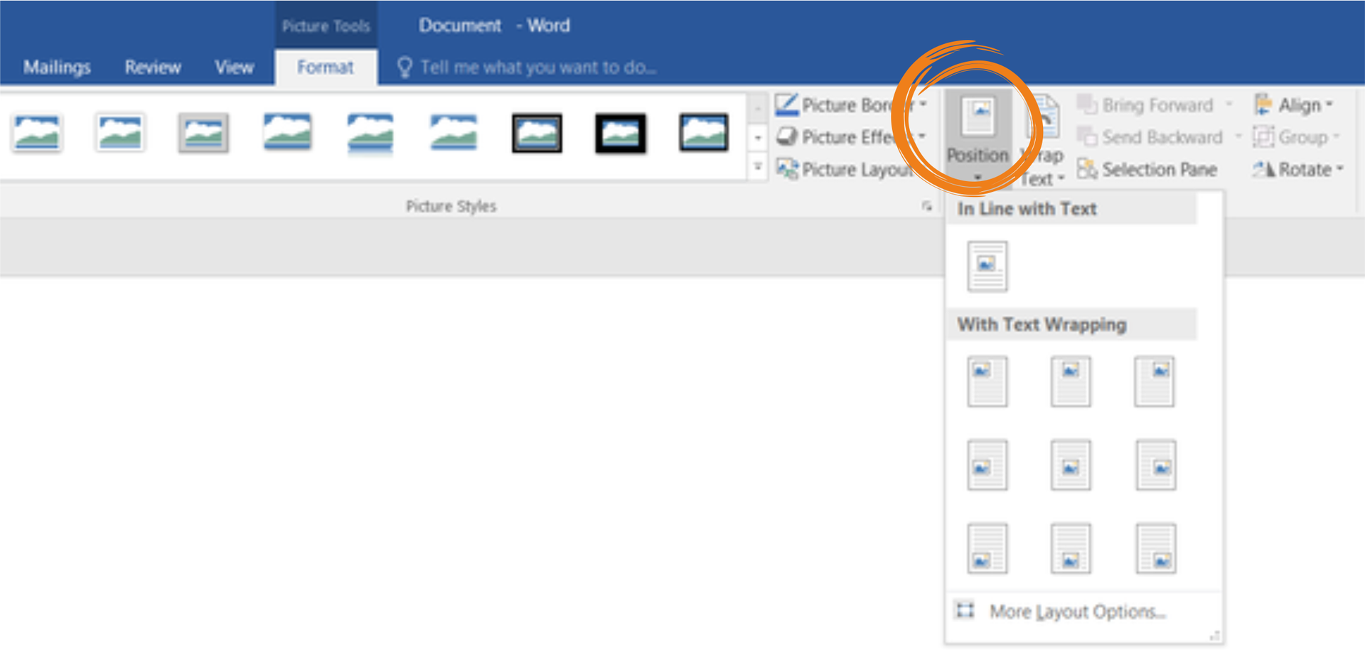 Zrzut ekranu przedstawia fragment wstążki MS Word pokazującej zakładkę Picture Tools - Format. Aktywne jest polecenie Position - opcje położenia obrazu na stronie. Widoczna lista rozwijana przedstawia możliwe położenie ilustracji w tekście. In Line with Text (równo z tekstem) oraz With Text Wrapping (z lewej, po środku, z prawej - każda z opcji na górze, po środku, na dole strony).