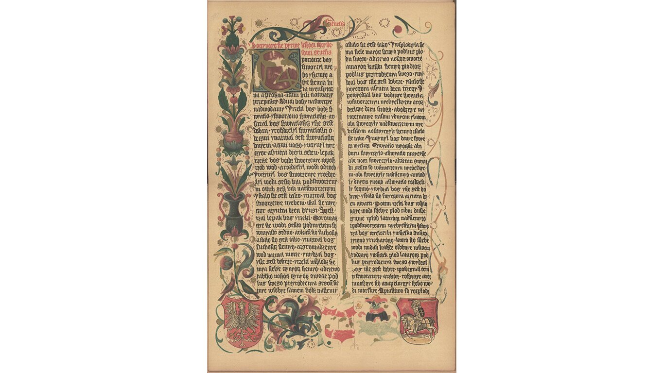 Fotografia przedstawia stronę z jednego z wydań Biblii. Papier jest pożółkły. Ręcznie kaligrafowany tekst otoczony został zdobieniami. Dominują wśród nich wzory kwiatowe, jednak na dole strony umieszczone zostały tarcze herbowe. Na jednej z nich znajduje się biały orzeł. Incipit tekstu biblijnego zaczyna się dużą, zdobioną literą. The photograph shows a page from one of the editions of the Bible. The paper is yellowed. The handwritten text was surrounded by ornaments. Floral designs predominate among them, but at the bottom of the page there are coats of arms. One of them has a white eagle. The incipit of the biblical text begins with a large, ornamented letter.
