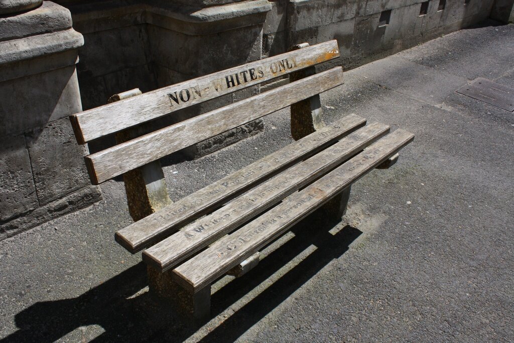 ławka tylko dla nie-białych Źródło: Fotografia, licencja: CC BY-SA 3.0.