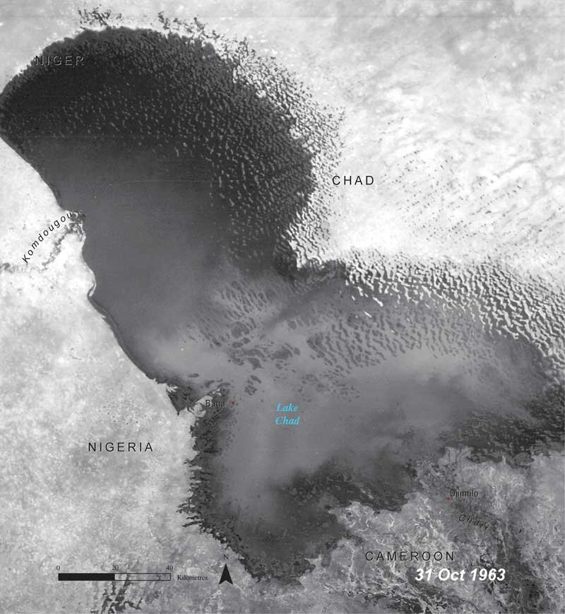 Czarno – białe zdjęcie satelitarne z 1963 r. pokazuje jezioro Czad z lotu ptaka. Znajduje się na granicy Czadu, Nigerii i Kamerunu. Kontury jeziora są nieregularne, zajmują większą część fotografii. 