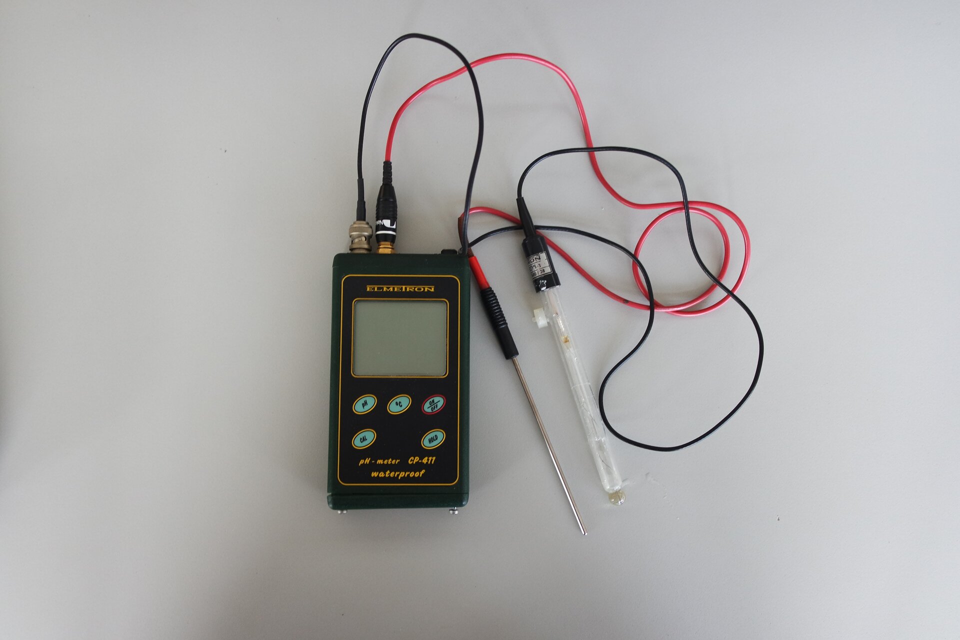 Kolejna grafika prezentuje pH‑metr do pomiaru pH. Urządzenie zbudowane jest z dwóch elektrod przypiętych do panelu z wyświetlaczem oraz klawiszami.