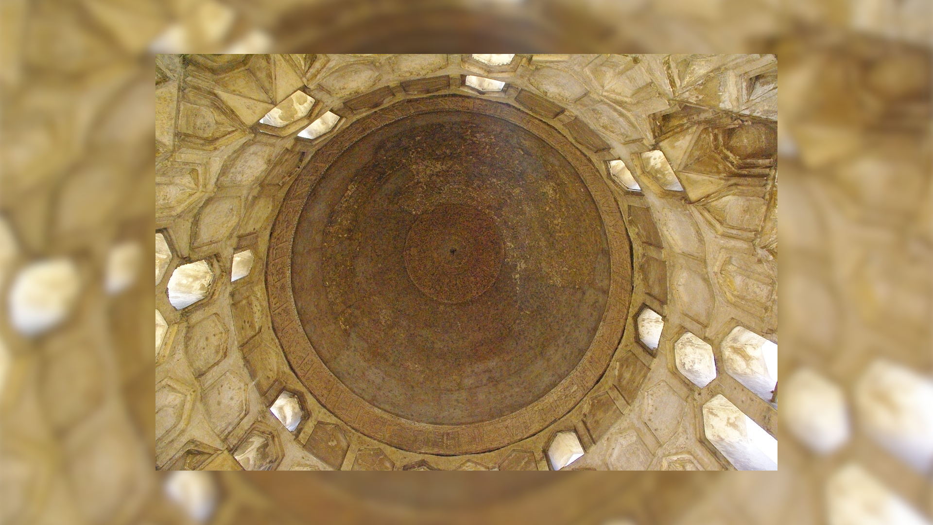 Na zdjęciu znajduje się wewnętrzna strona kopuły budowli. W jej ścianach znajdują się liczne okna. 