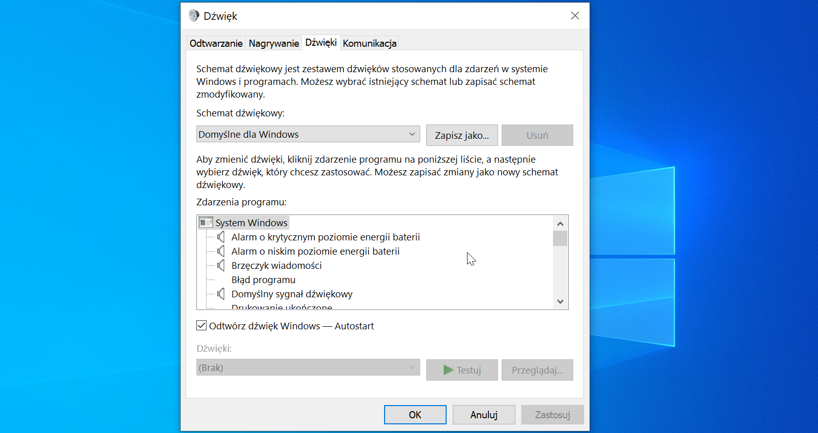 Ilustracja przedstawia okno "Dźwięk" w systemie operacyjnym Windows 10. Dostępne są zakładki "Odtwarzanie", "Nagrywanie", "Dźwięki", "Komunikacja". Otwarta jest zakładka "Dźwięki" z notatką "Schemat dźwiękowy jest zestawem dźwięków stosowanych dla zdarzeń w systemie Windows i programach. Możesz wybrać istniejący schemat lub zapisać schemat zmodyfikowany." Schemat dźwiękowy ustawiony jest na: Domyślny dla Windows. Obok znajdują się przyciski "Zapisz jako.." i "Usuń". Poniżej znajduje się kolejna informacja "Aby zmienić dźwięk, kliknij na zdarzenie programu na poniższej liście, a następnie wybierz dźwięk, który chcesz zastosować. Możesz zapisać zmiany jako nowy schemat dźwiękowy". Dostępne są zdarzenia programu systemu Windows: "Alarm o krytycznym poziomie energii baterii", "Alarm o niskim poziomie energii baterii", "Brzęczyk wiadomości", "Błąd programu", "Domyślny sygnał dźwiękowy", "Drukowanie ukończone". Opcja "Odtwórz dźwięk Windows - Autostart" jest zaznaczona. Na końcu znajdują się nieaktywna lista rozwijana "Dźwięki" (brak) oraz przycisk "Testuj" i "Przeglądaj". Okno posiada u dołu przyciski "Ok", "Anuluj" oraz "Zastosuj".