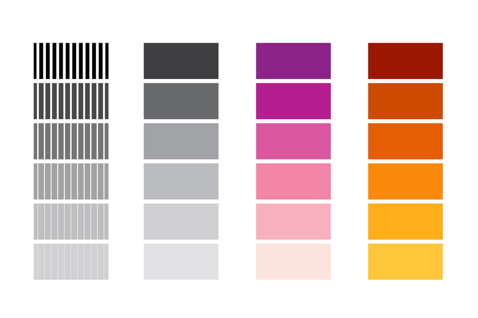 Na obrazku przedstawione przykłady skali barwnych. Skali na obrazie jest cztery. Pierwsza od lewej jest inna niż wszystkie. Przedstawia ona pionowe paski ułożone obok siebie. Struktura tych pasków tworzy prostokąt. Kolejne prostokąty są ułożone jeden nad drugim. Na górze są przedstawione najciemniejsze odcienie od koloru czarnego do jasnego koloru szarego na dole skali. Druga skala od lewej to już pełne prostokąty. Mają takie same odcienie jak w kolumnie pierwszej od lewej. Trzecia od lewej skala jest stworzona z prostokątów w odcieniach fioletu od najciemniejszego do najjaśniejszego. W ostatniej kolumnie prostokątów najciemniejszym kolorem jest umieszczony na górze kolor bordowy, który stopniowo przechodzi w odcienie czerwonego, pomarańczowego i w końcu żółtego.