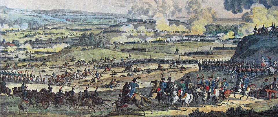 Ilustracja przedstawia bitwę pod Jeną. Na obrazie znajdują się wojska walczące ze sobą w górskich okolicznościach przyrody. Z wielu miejsc dochodzi dym, na ziemi leżą powaleni żołnierze. 