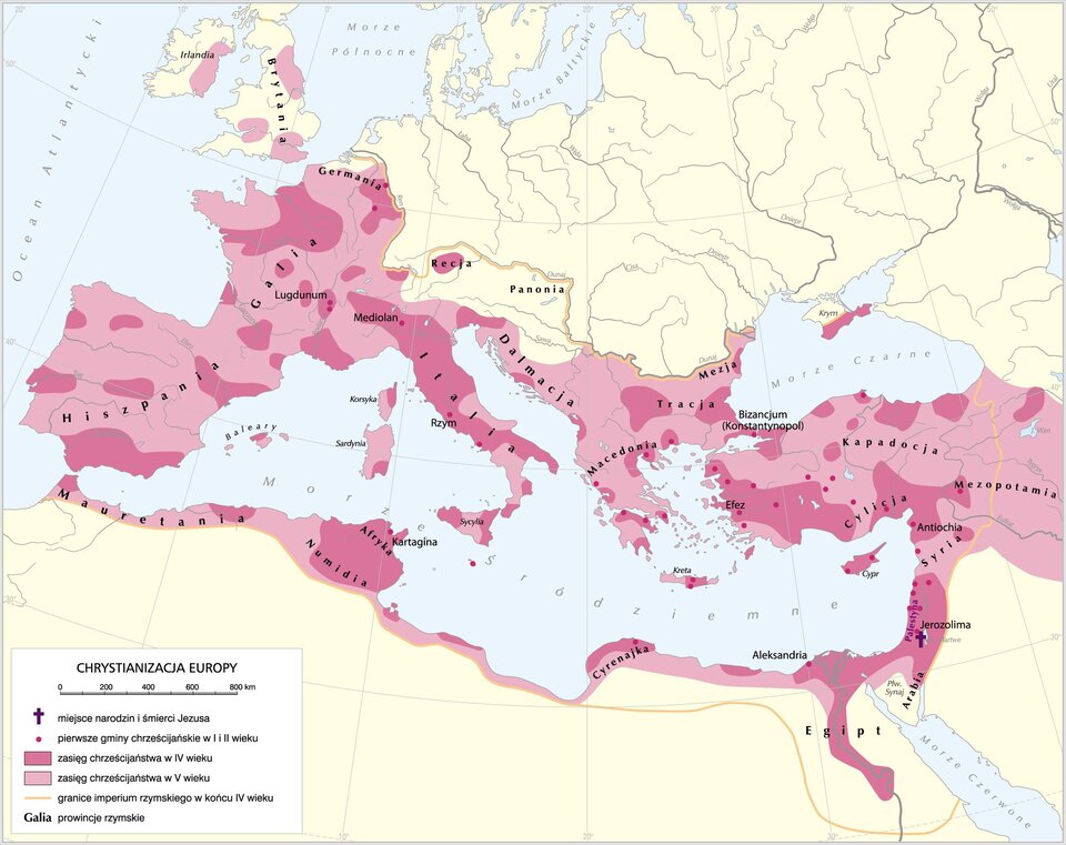 Mapa przedstawia chrystianizację Europy.  Cesarstwo Rzymskie zajmowało następujące tereny: całe północne wybrzeże Afryki, Egipt, Półwysep Iberyjski, Galię czyli dzisiejszą Francję, Anglię, Półwysep Apeniński i obszary na północ od niego, całe południowe i wschodnie Bałkany, Azję mniejszą, wschodnie wybrzeże morza Śródziemnego wraz z jego wszystkimi wyspami oraz wschodnie i południowe wybrzeże morza Azowskiego.  Jezus Chrystus narodził się i zmarł w Jerozolimie.  W pierwszym i drugim wieku naszej ery chrześcijanie zakładali pierwsze gminy wyznaniowe na terenie całego Cesarstwa, głównie w jego wschodniej części.  Do czwartego chrystianizacja objęła głównie obszary wokół dużych ośrodków miejskich.  Do piątego wieku naszej ery chrystianizacja objęła cały obszar Cesarstwa z wyjątkiem większej części Anglii i obszarów na północ od Dalmacji. Objęła również obszar Mezopotamii oraz zachodniej Irlandii. 