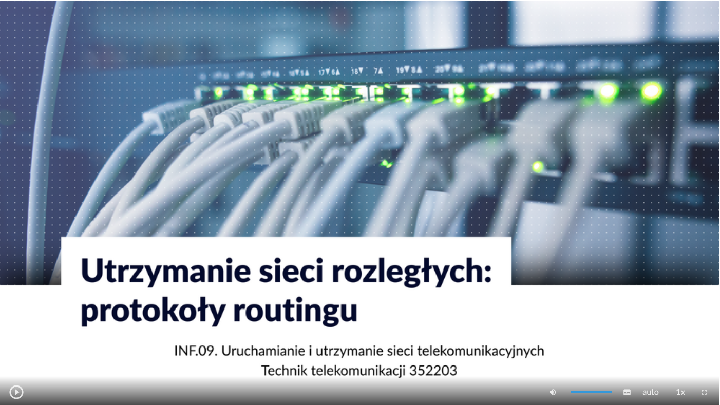 Ilustracja przedstawia wygląd ekranu odtwarzania animacji. Pośrodku widoczny jest tytuł. W dolnej części ekranu znajdują się ikony z różnymi opcjami. W dolnym lewym rogu widać ikonę trójkąta w kółku. Jest to ikona włączania odtwarzania filmu. Kolejna ikona znajduje się w połowie ekranu dolnego paska. Jest to ikona megafonu. Obok niej widać niebieski pasek, który oznacza poziom głośności. Obok znajduje się ikona człowieka, od którego głowy odchodzą dwie fale. Umożliwia ona włączanie alternatywnej ścieżki dźwiękowej. Dalej znajduje się mały biały prostokąt z czarnymi paskami w jego dolnej części. Pozwala ona na włączenie napisów. Kolejna ikona to napis auto, która umożliwia wybranie jakości filmu. Obok niej widać ikonę jedynki z iksem. Po kliknięciu na nią można wybrać szybkość odtwarzania filmu. Ostatnia ikona to kreski tworzące kwadrat. Kreski te tworzą jedynie krawędzie kwadratu. Jest to opcja włączania trybu pełnoekranowego.