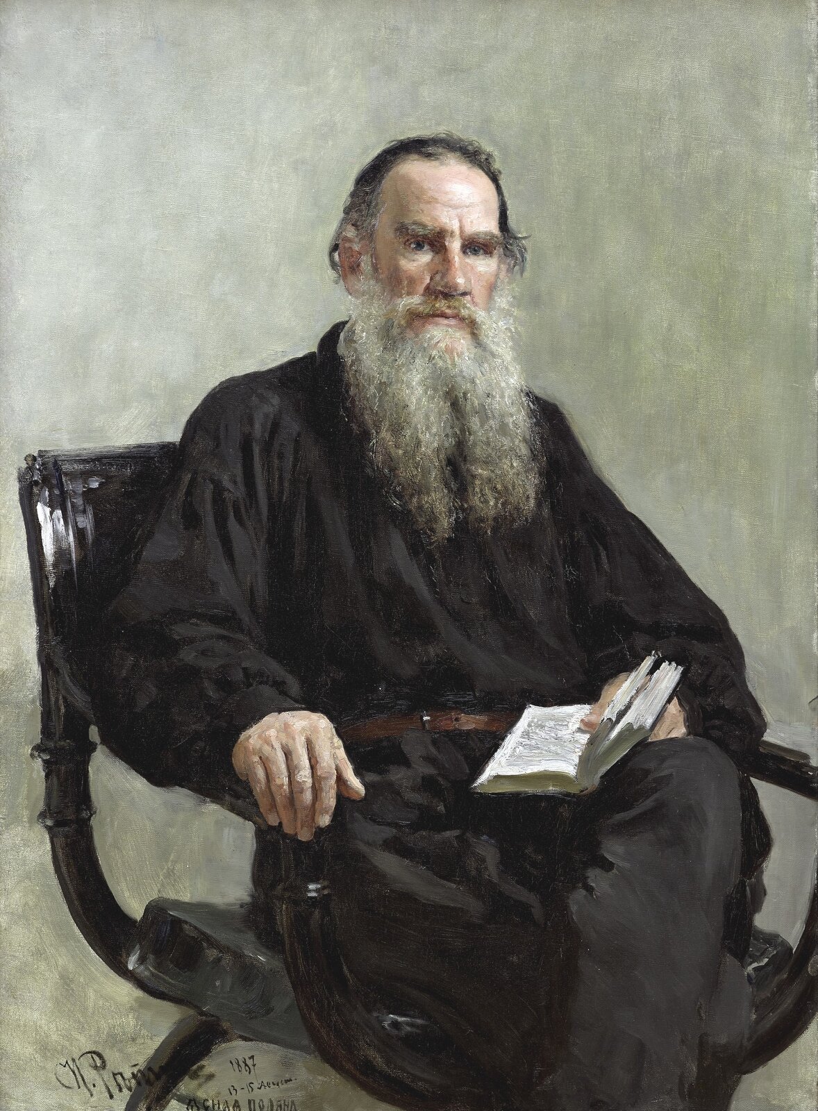 Obraz przedstawia starszego, siedzącego mężczyznę. Ma długą brodę. W lewej dłoni trzyma otwartą książkę. Patrzy w dal.  