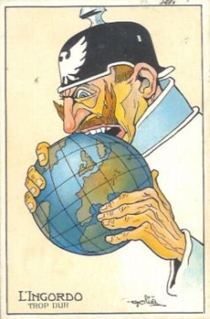 Rysunek przedstawia cesarza niemieckiego, który trzyma w rękach alb ziemski i próbuje go ugryźć. Ma zawziętą minę. Ubrany jest w mundur i hełm, na którym widnieje godło niemieckie. 